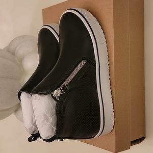 NIB Steve Madden Kids Black Sneakers